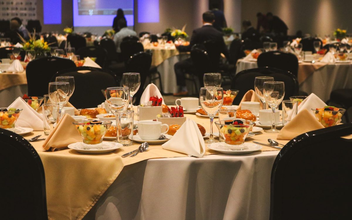Tables dressées dans une salle de banquet d’hôtel