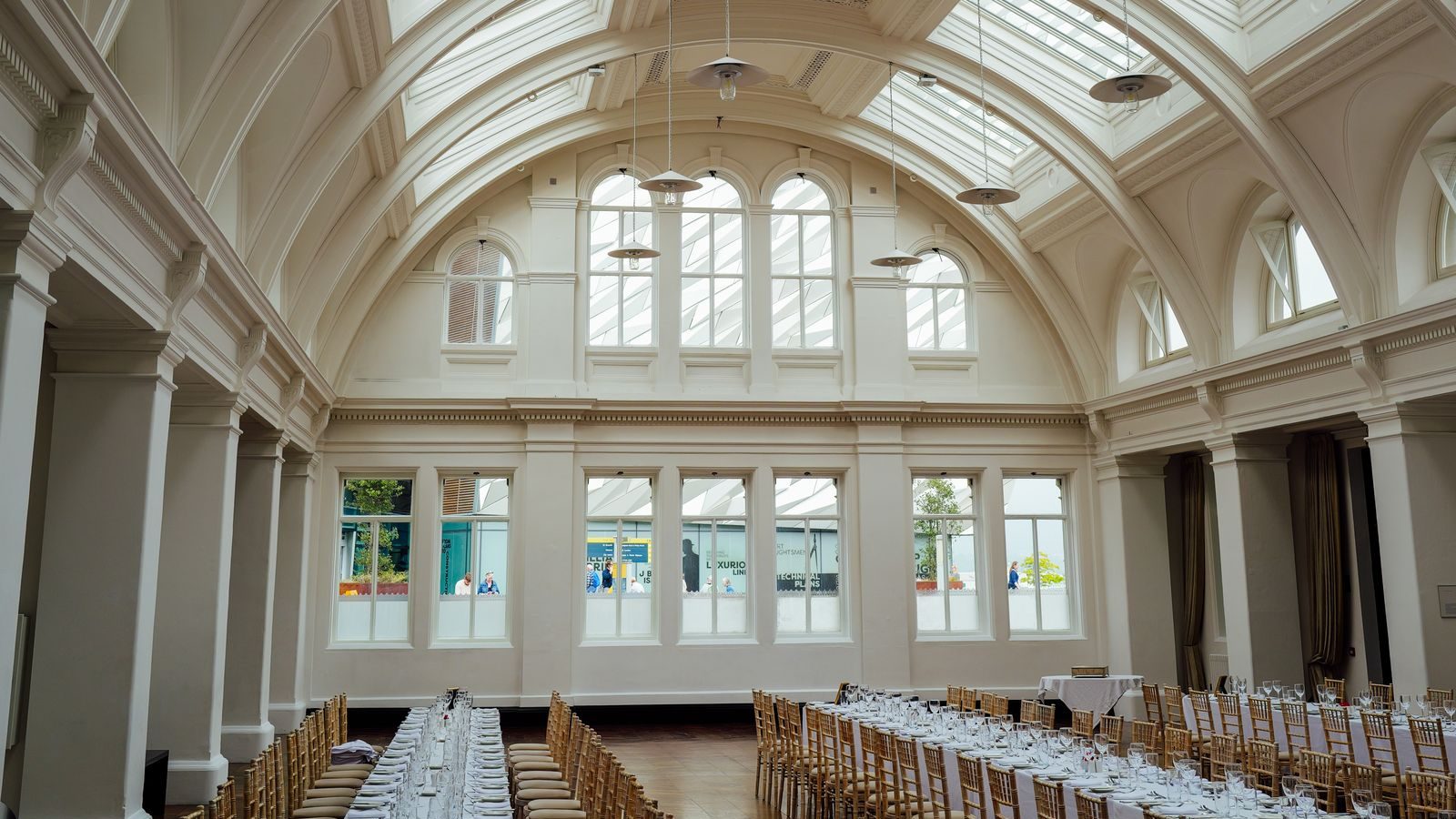 Grande salle voûtée, verrière et tables dressées